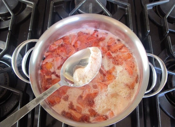 1. Этап. Клубничный сироп: 3. Снимите ложкой образовавшуюся пенку.