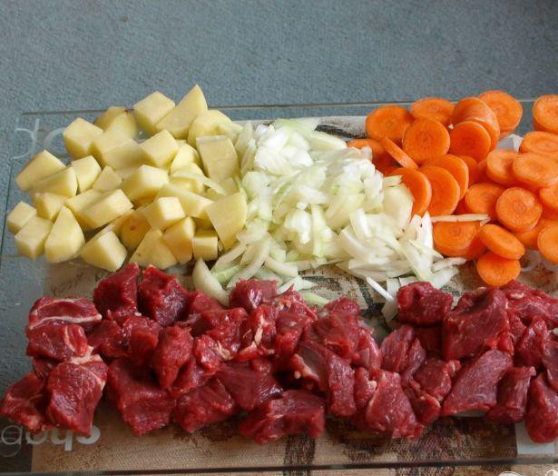 1. Этап. Запеченное мясо по-английски: 1. Удалить лишний жир с мяса и порезать его на кубики 2 см. Почистить и нарезать морковь. Почистить и кубиками нарезать картофель. Почистить лук и крупно нарезать.