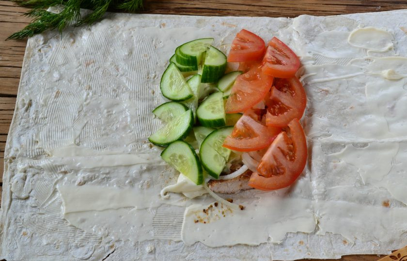 1. Этап. Шаверма с пикантной курочкой и чесночным соусом: Положите ложку майонезного соуса и выложите все овощи.