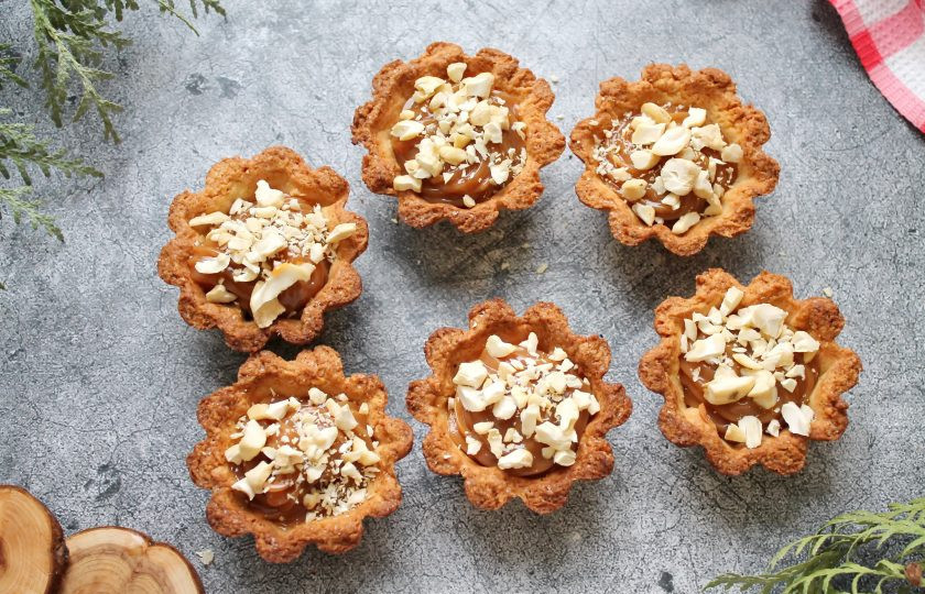 1. Этап. Пирожное Корзиночки с вареной сгущенкой и орехами: Орехи подсушите немного в сухой сковороде, порубите и посыпьте поверх сгущенки.