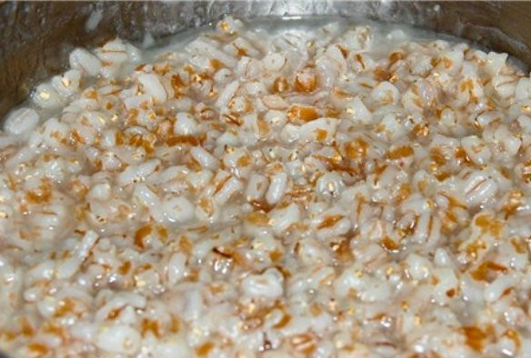 1. Этап. Кутья богатая: Затем отварите до готовности. В процессе варки при необходимости подливайте воду, чтобы каша не подгорела.