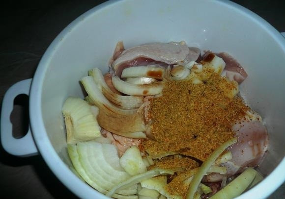 1. Этап. Курица с макаронами: 3. Всыпаю в миску к мясу специи к курице, черный и красный молотый перцы, вливаю соевый соус и солю немного.