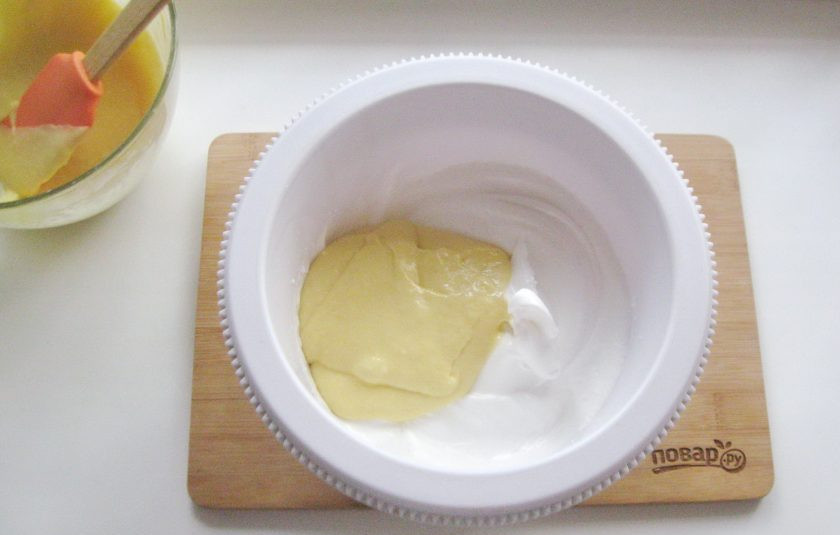 1. Этап. Японский заварной бисквит: В несколько приемов добавьте в белки смесь муки, желтков, молока и масла.