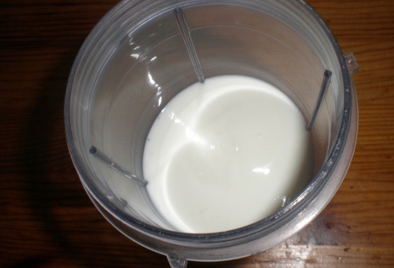 1. Этап. Салат картофельный с грибами: Сделайте заправку: смешайте уксус, сливки, сметану, перец и соль.