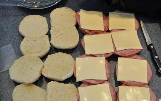 1. Этап. Горячие булочки с ветчиной и сыром: 2. Булочки разрезать пополам, их внутреннюю часть смазать майонезом (при желании). Сложить ломтик ветчины так, чтобы он не сильно выглядывал из булочки, на ветчину уложить ломтик сыра. Накрыть булочку верхушкой.