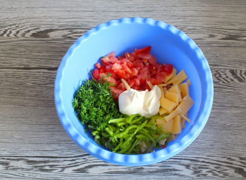 1. Этап. Мини-пиццы из баранок: Все нарезанные ингредиенты переложите в чашу и добавьте майонез. Перемешайте.