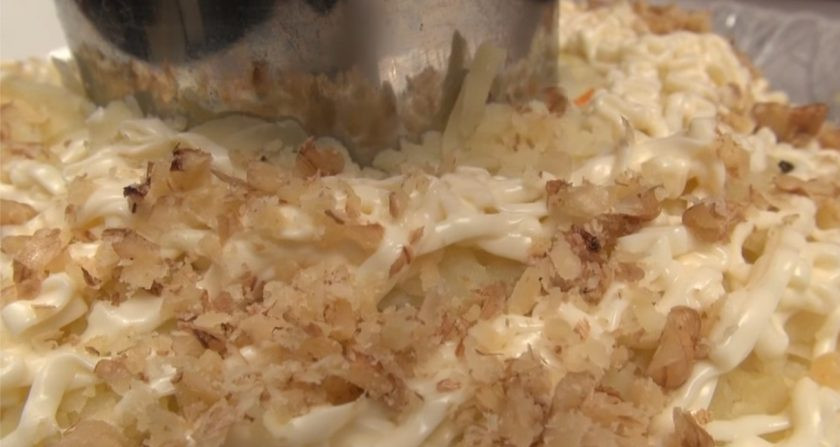 1. Этап. Гранатовый браслет рецепт классический: Снова посыпьте орешками.