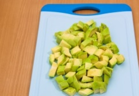 1. Этап. Салат с моцареллой и креветками: Авокадо помойте и очистите от кожуры, удалите косточку, нарежьте мякоть кусочками. В отдельной миске смешайте выдавленный из лайма сок, масло, соль и перец.