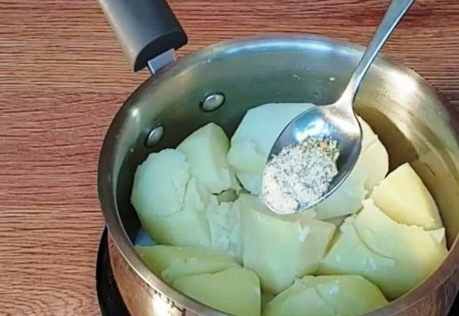 1. Этап. Мясные «Рассольники»: 11... добавляем специи,...