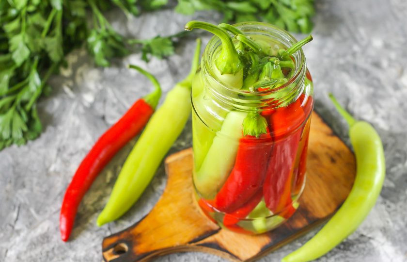 1. Этап. Маринованный горький перец на зиму: Вскипятите воду и влейте кипяток в банку, накройте крышкой и оставьте для пропаривания на 10 минут.