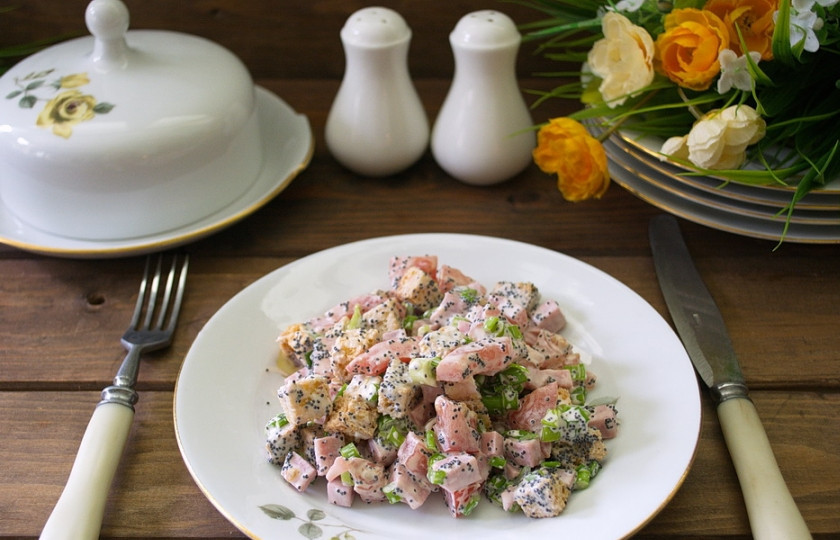 1. Этап. Салат Удачный: Заправьте салат майонезом. Добавьте соль и перец по вкусу. Приятного аппетита.