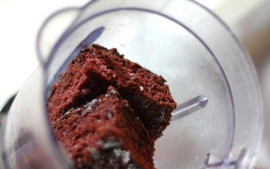 1. Этап. Пирожное чупа-чупс: При помощи блендера размолоть в крошку бисквитный шоколадный пирог.