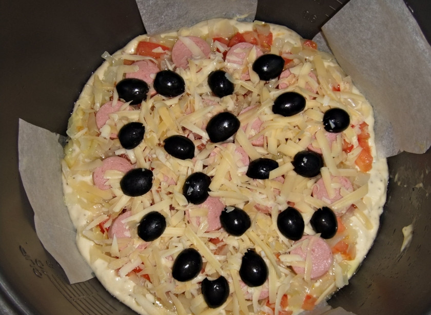 1. Этап. Пицца с помидорами в мультиварке: 6. Теперь режем колбаски или сосиски, посыпаем тертым сыром, украшаем половинками маслин.