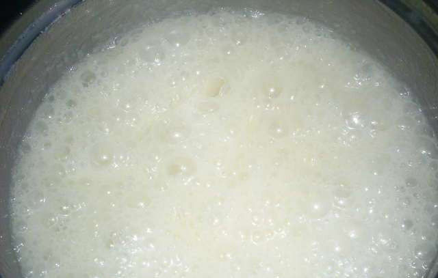 1. Этап. Сгущенка за 15 минут: 3. Кипятим 15 минут на среднем огне. Не забывайте постоянно помешивать.