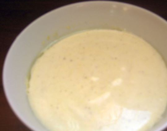 1. Этап. Заправка к салату: Заправку для салата тщательно перемешайте.