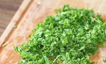 1. Этап. Капуста с помидорами: Зелень моем и мелко нарезаем. Я нарезанную зелень слегка приминаю ножом - она пускает сок, становится мягче и ароматнее.