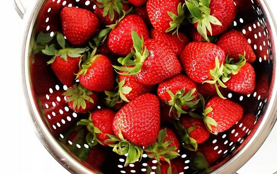 1. Этап. Салат с клубникой, авокадо и шпинатом: 1. Вымойте и обсушите ягоды, удалите хвостики и нарежьте.