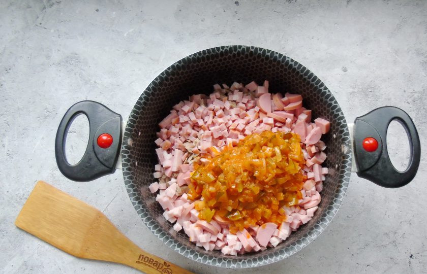 1. Этап. Солянка Селянка: Добавьте огурец с луком и томатной пастой.