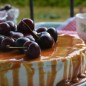 Торт с карамельной глазурью и вишней Отделить желтки от белков. Желтки взбить с сахаром в крепкую пену. Соединить желтки, какао, ванилин и муку. Добавить взбитые в крепкую пену белки и осторожно перемешать лопаточкой. На дно формы выложить вырезанный из пергамента круг, бока формы не смазывать ничем. Тесто вылить в форму (у меня d=20 см) Через минут 20 бисквит будет готов. Творог протереть через сито. Сливки взбить. Сахар слегка смочить водой и варить сироп до карамельного состояния. Он должен еще больше потемнеть и увариться. Соединить творог, сливки, остывший сироп и приготовленный желатин. Бисквит должен хорошо остыть. Разрезать его ножом на два коржа. Выложить форму пищевой пленкой, положить бисквит, выложить часть крема, на него еще бисквит. Поставить в холодильник, часа через два вынуть торт и обмазать его оставшимся кремом (он тоже начнет густеть). И опять поставить на холод. Готовим глазурь: на сухую сковороду насыпаем сахар. Сливки смешиваем с крахмалом. А желатин замачиваем минут на 30-40. Сахар плавим на небольшом огне, не мешаем. Когда вся карамель расплавится, осторожно вливаем теплую воду. Доводим до кипения и до полного растворения карамели Горячую карамель осторожно выливаем в сливочно-крахмальную смесь. Перемешиваем, на огонь не ставим. Когда все остынет, добавим желатин. Заливаем холодный торт глазурью, делая красивые подтёки. Верх украшаем вишней.