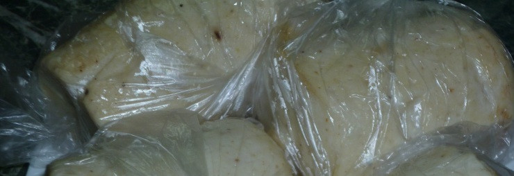 1. Этап. Домашняя вареная колбаса из курицы: 6. Теперь колбасу можно завернуть в полиэтилен и отправить в холодильник. Если вас смущает цвет, можете подкрасить ее свекольным соком во время приготовления. Если я не забываю, то иногда подкрашиваю.