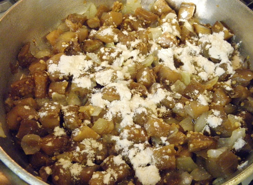 1. Этап. Жульен в тарталетках: Посыпьте пшеничной мукой баклажаны, перемешайте.