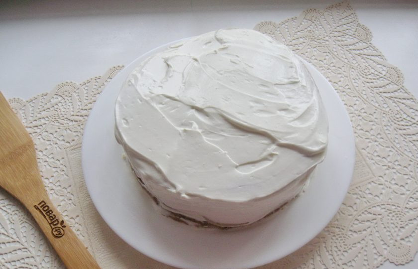 1. Этап. Сметанный торт с грецкими орехами: Так поступите со всеми коржами. Смажьте кремом бока торта.
