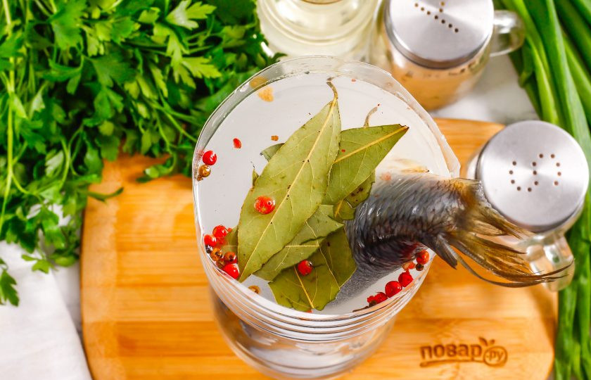 1. Этап. Засолка селедки в бутылке: Залейте рыбу приготовленным рассолом. Постарайтесь приготовить столько рассола, чтобы рыбка оказалась им покрыта вся. Поместите бутылку в холодильник на 2-3 дня. Чтобы получить слабосоленую сельдь, выдержите рыбу в рассоле 2 дня, для более просоленной сельди — 3 дня. Переворачивайте тушку каждый день для равномерной засолки.