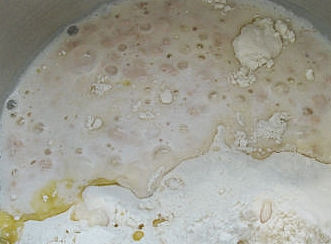 1. Этап. Пирожки с горохом жареные: Воду нагреть (чтобы была чуть теплой), растворить в ней дрожжи, добавить сахар и пару столовых ложек муки. Накрыть и убрать в теплое место на полчаса.