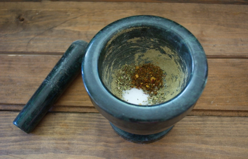 1. Этап. Маринад для свинины в духовке: В ступку кладем специи. Я беру итальянские специи, сухую красную аджику, соль. Перетрите в ступке в порошок.