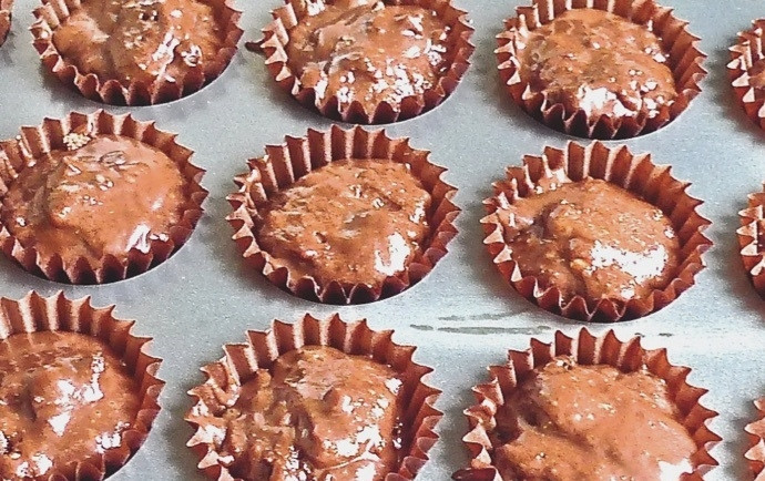 1. Этап. Шоколадные кексы с шоколадом: 9. Каждую форму для кекса заполните приготовленным тестом.