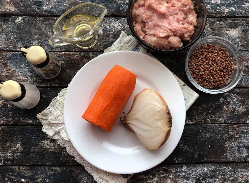 1. Этап. Гречневый суп без картошки: Для приготовления гречневого супа подготовьте все необходимые ингредиенты. Фарш можно использовать как куриный, так и индюшиный.