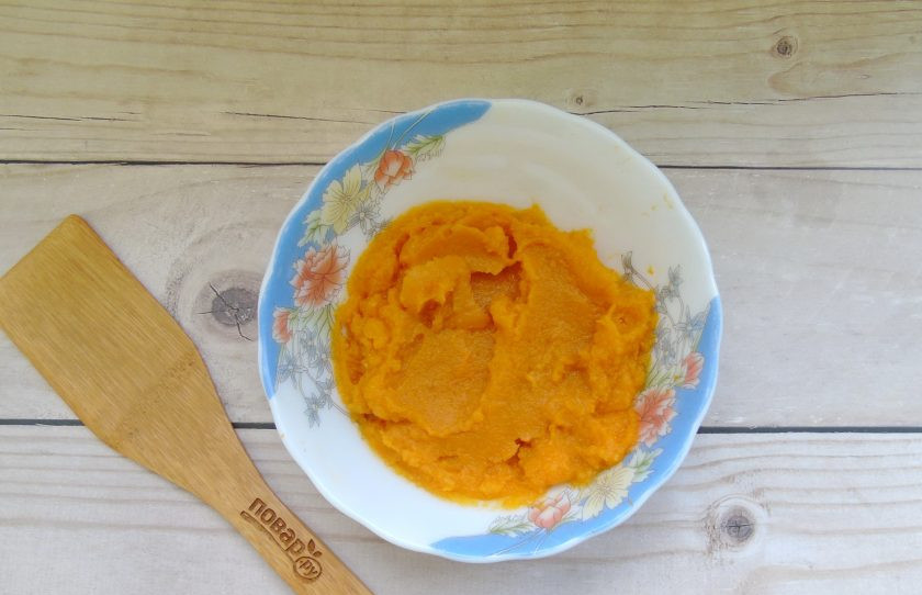 1. Этап. Пирог с тыквой и курагой: Тыкву очистите, помойте, нарежьте и запеките в духовке или микроволновке. Взбейте блендером до консистенции пюре.