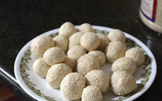 1. Этап. Кунжутные шарики: 2. Чтобы кунжут лучше держался, а шарики в процессе запекания не развалились, рекомендую подержать их в морозилке 10 минут.