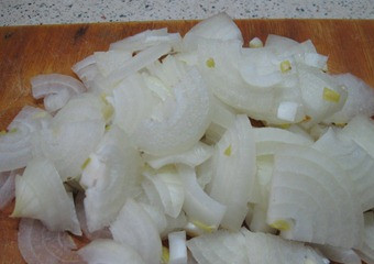 1. Этап. Рагу по-венгерски: Лук порежьте полукольцами.