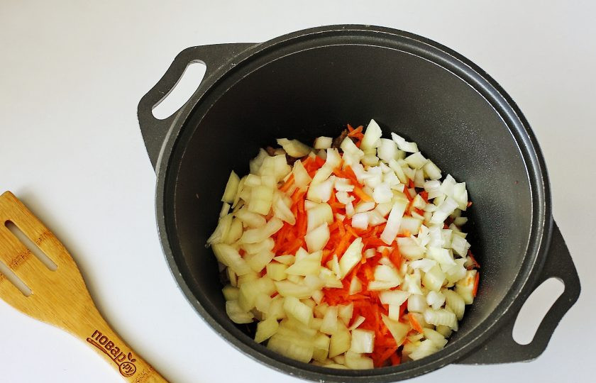 1. Этап. Рис с квашеной капустой и мясом: Добавьте нарезанный кубиками лук и тертую морковь.