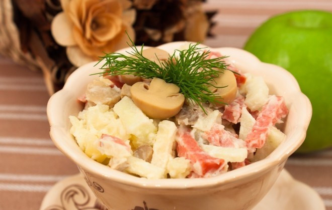 1. Этап. Салат из картофеля и грибов: 5. Смешаем все ингредиенты и заправим майонезом. Салат готов!