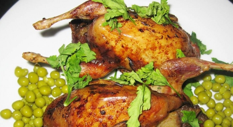 1. Этап. Фаршированные перепела в духовке: Запекайте птицу ещё минут 30. Минут за 10 до конца готовки фольгу можно раскрыть, так вы получите румяную корочку у готовой птицы. Подавайте с любимым гарниром. Приятного аппетита!