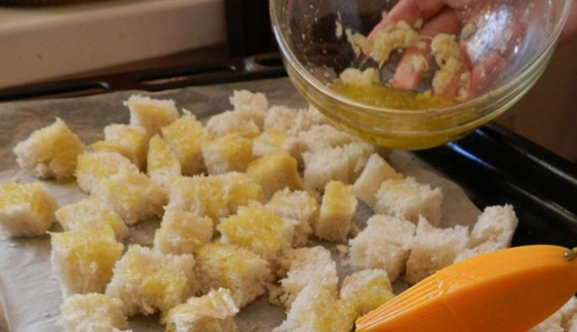 1. Этап. Сухари для Цезаря: После чего поместите будущие сухарики на противень и хорошо приправьте их чесночным маслом. Отправляйте противень в разогретую до 180 градусов духовку на 10 минут.