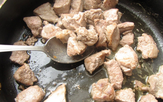 1. Этап. Гратен со свининой: Разогреваем в сковороде сливочное масло. Обжариваем в нём мясо до золотистой корочки.