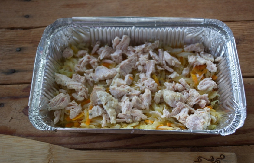 1. Этап. Капустная запеканка в духовке (диетическая): Готовое мясо нарезаем и укладываем сверху вторым слоем.
