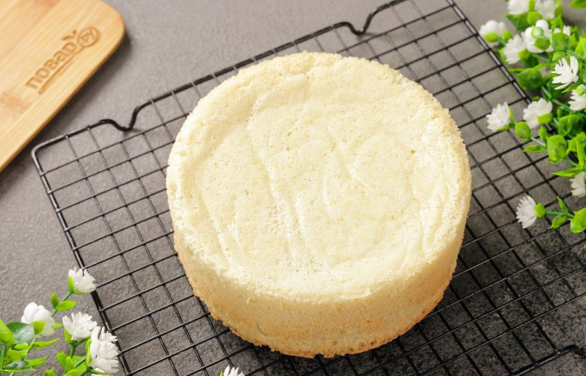 1. Этап. Бисквит в аэрогриле: Аккуратно извлеките бисквит из формы, переверните вверх дном и выложите на решётку до полного остывания. Это поможет бисквиту сохранить свою форму.