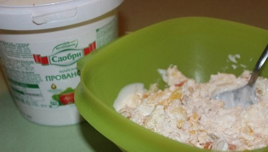 1. Этап. Тарталетки с курицей и ананасом: 4. Смешайте сыр, мясо, ананасы с майонезом в одной емкости.