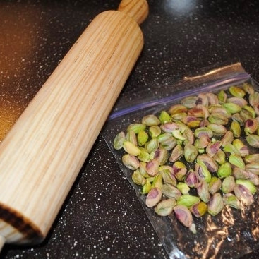 1. Этап. Сырные шарики с фисташками и виноградом: Далее необходимо превратить фисташки в крупную крошку. Можно делать это процессором или еще как-то, а я делаю дедовским методом - складываю фисташки в пакетик...