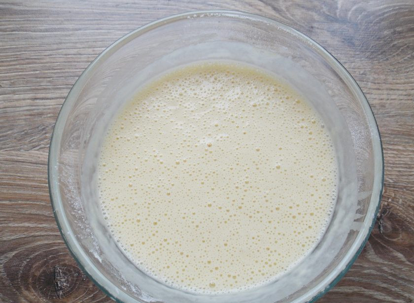 1. Этап. Блины на живых дрожжах: Блинное тесто на живых дрожжах готово к выпечке.