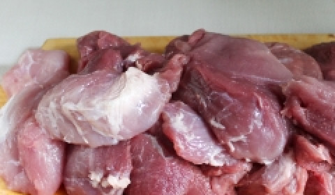 1. Этап. Котлеты без яиц: Свинину и говядину, которую вы выбрали для своих котлет промыть, осушить, очистить от плёнок и нарезать для измельчения в комбайне.