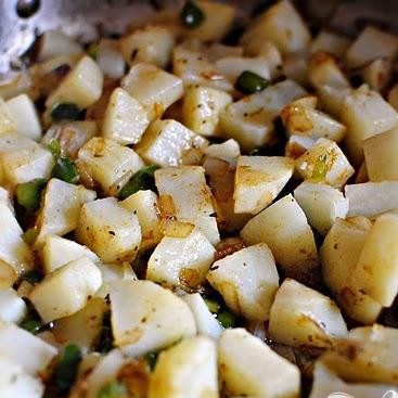 1. Этап. Картофель с беконом: 5. Добавить тимьян, соль, перец и нарезанный картофель. Перемешать все ингредиенты вместе и готовить 10-15 минут, периодически помешивая.