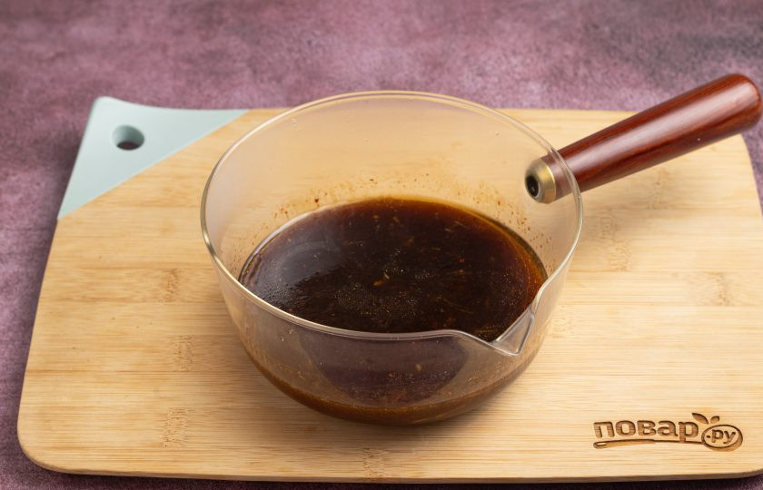 1. Этап. Китайский соус Терияки: На средне-низком огне доведите смесь до кипения и проварите 3-4 минуты до загущения.