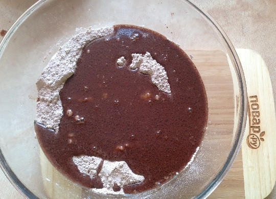 1. Этап. Очень шоколадные маффины с клюквой: 7. Вливаем смесь воды, масла и шоколада.