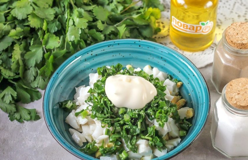 1. Этап. Салат с кальмарами и кинзой: Выложите майонез любой жирности и аккуратно все перемешайте. По желанию салат можно охладить в холодильнике примерно 30-40 минут.