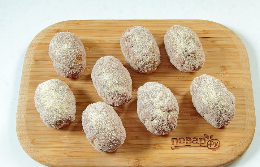 1. Этап. Зразы мясные с морковью: Обваляйте готовые зразы в сухарях.